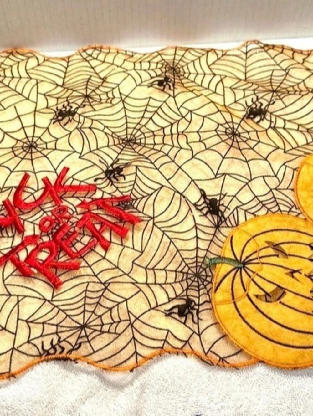 Vintage Halloween Spiderweb Pumpkin Table runner 12x72. 9 matching placemats